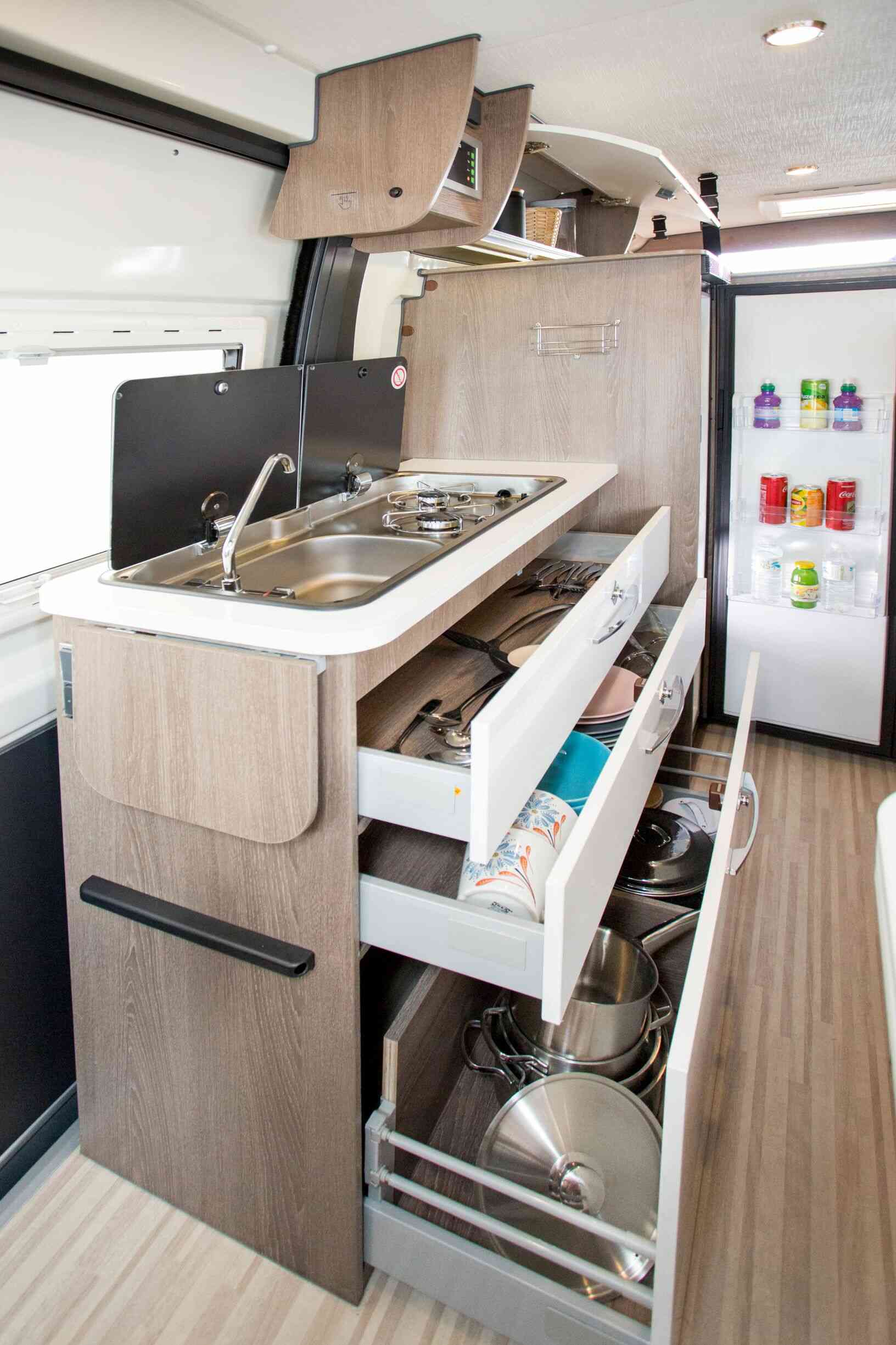 camping-car RANGER R 600  intérieur  / coin cuisine